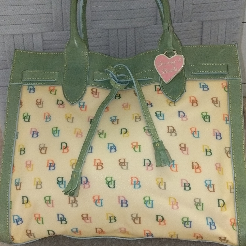 EUC Vintage Dooney & Bourke signature bag